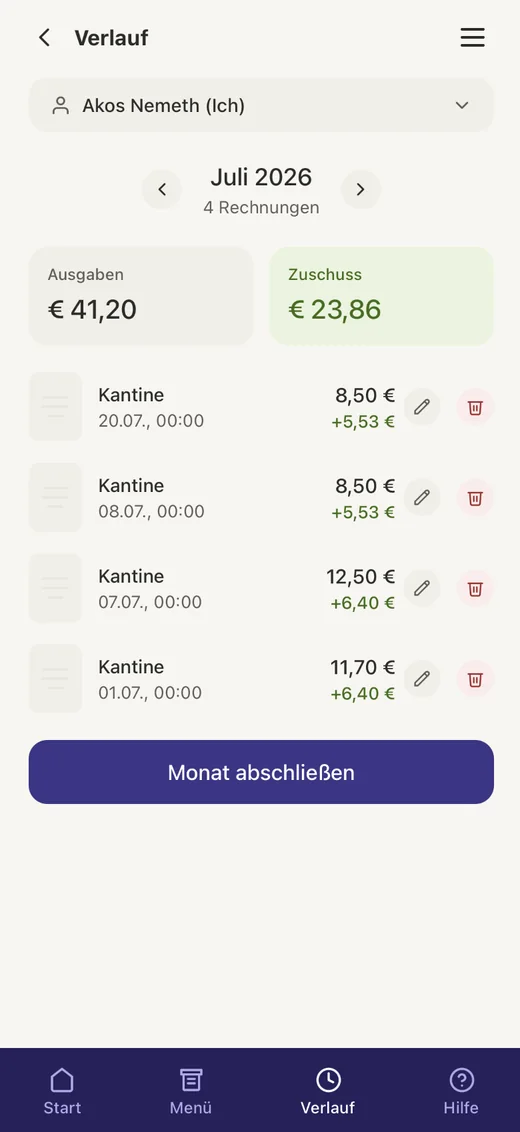Verlauf in der App im Firmenbranding eines Kunden: Juli 2026 mit 4 Rechnungen, Ausgaben 41,20 Euro, Zuschuss 23,86 Euro, jede Buchung mit Betrag und Zuschuss, darunter der Button „Monat abschließen“.